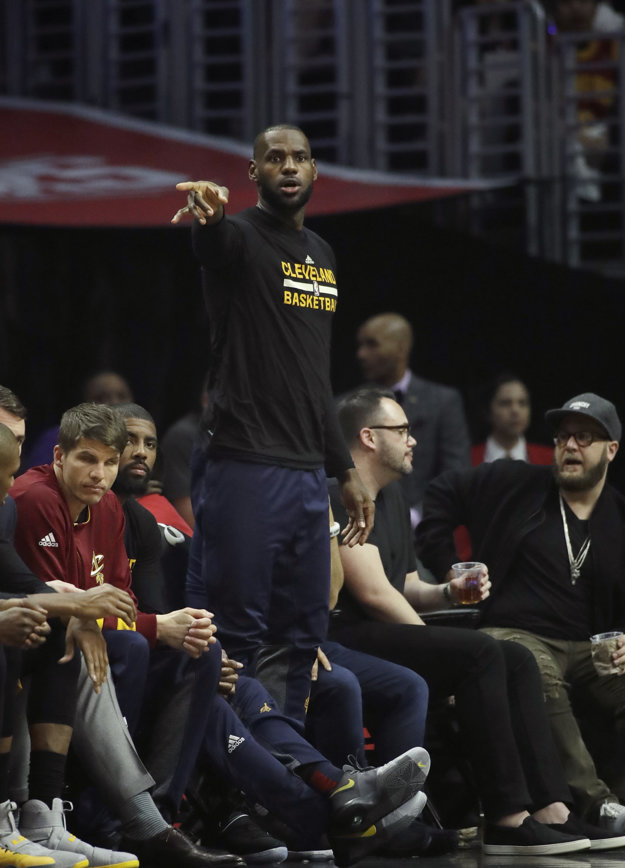 LeBron James počas zápasu jeho Clevelandu Cavaliers proti Los Angeles Lakers.