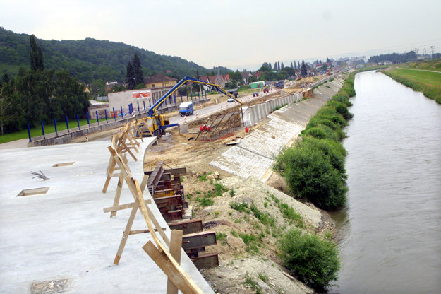 Stavba štvorprúdovky. Na výstavbu mimoúrovňovej križovatky nadviazala aj výstavba Južného nábrežia. (zdroj: veja)