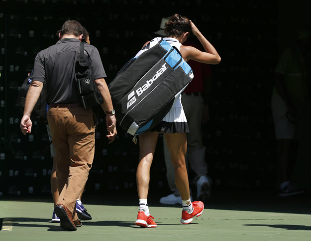Garbine Muguruzová-Blancová opúšťa kurt po tom, čo musela zápas proti Caroline Wozniackej skrečovať.