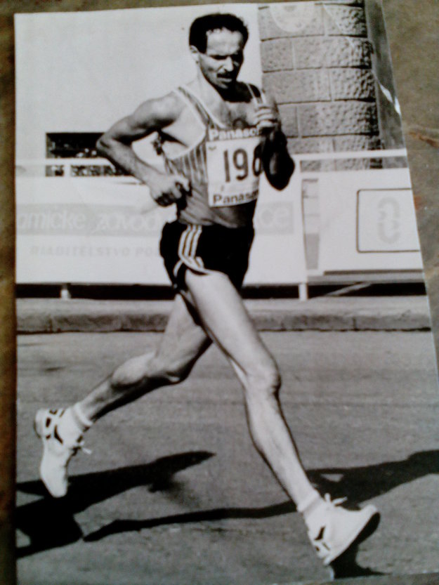 Na konte má výborné časy. Polmaratón za 1:07:19 a prepálený, ale i tak rekordný budapeštiansky maratón za 2:25:20.