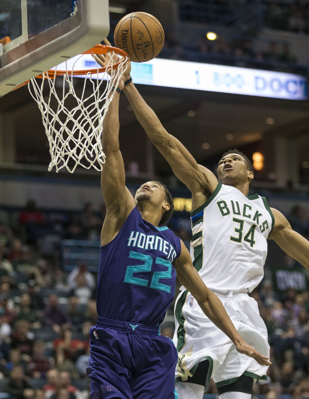 Súboj medzi Milwaukee a Charlotte rozhodlo desať bodov.