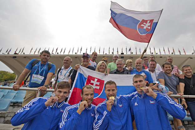 Vlani sa prvý raz posadil štvorkajak v zložení Denis Myšák (zľava), Juraj Tarr, Erik Vlček a Tibor Linka do spoločnej lode. Na MS hneď získal titul.