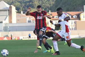 Futbalista Trnavy Ivan Schranz a hráč Trenčína Aliko Bala.