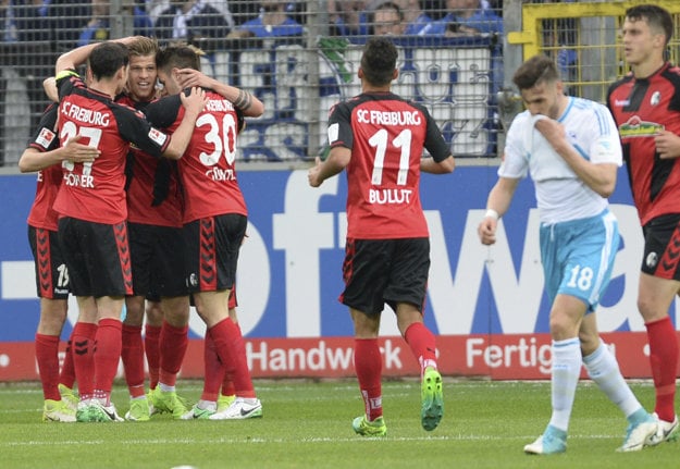 Futbalisti Freiburgu oslavujú jeden z dvoch gólov do siete Schalke.