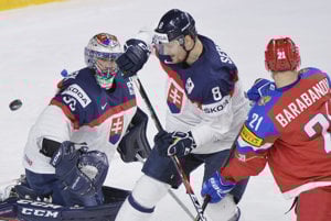 Pred bránou Júliusa Hudáčka sa snaží presadiť Alexander Barabanov (vpravo), bráni ho Michal Sersen (v strede).