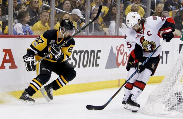 Erik Karlsson (vpravo) nastupuje aj so zranením.