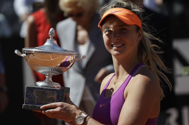 Elina Svitolinová pózuje s víťaznou trofejou.
