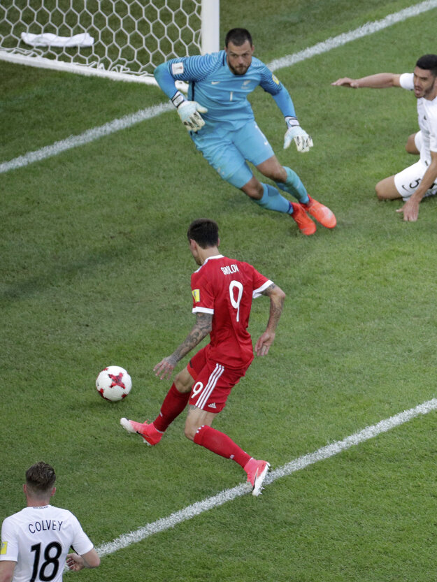 Fedor Smolov (pri lopte) strieľa druhý gól Ruska v zápase.