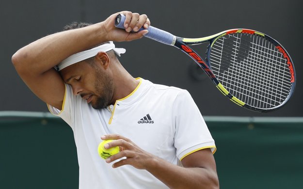 Už v treťom kole sa s londýnskou trávou rozlúčil dvanásty nasadený Francúz Jo-Wilfried Tsonga.