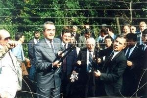 Rakúsky minister zahraničných vecí Alois Mock a jeho maďarský kolega Gyula Horn strihajú v roku 1989 ostnaný plot.