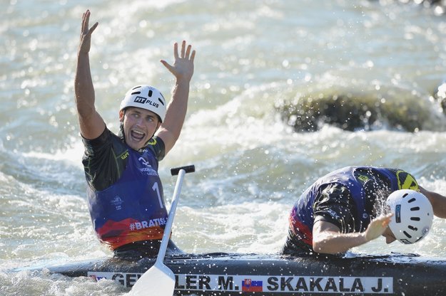 Matúš Gewissler (vľavo) a Juraj Skákala sa radujú z triumfu.
