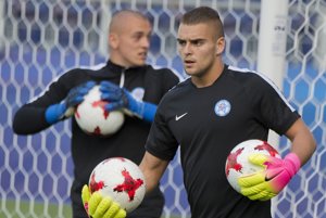 Adam Jakubech (v popredí) na ME hráčov do 21 rokov šancu nedostal, i tak sa stal najdrahším slovenským brankárom.