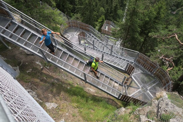 Popri vodopáde vedie dlhé schodisko. Táto časť je hojne navštevovaná turistami.  (zdroj: PB)