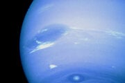 V lete 1989 sa sonda Voyager 2 ako prvá pozrela na poslednú joviálnu planétu Neptún. K severnému pólu planéty sa priblížila na vzdialenosť takmer 5000 kilometrov.