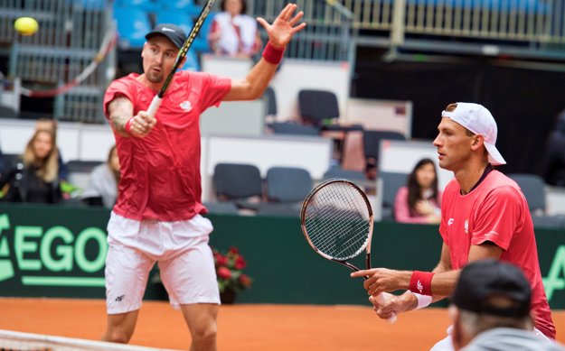 Zľava Mateusz Kowalczyk a Lukasz Kubot