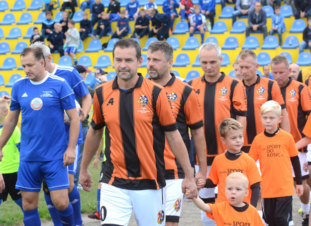 Róbert Semeník na čele majstrov z 1. FC Košice.