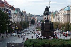 Václavské námestie v Prahe sa podľa zahraničných médií mení na drogový raj.