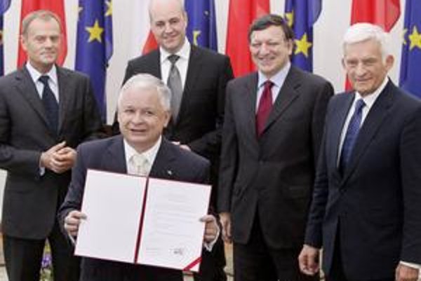 Poľský prezident Lech Kaczynski už eurozmluvu neblokuje. V sobotu ju podpísal.