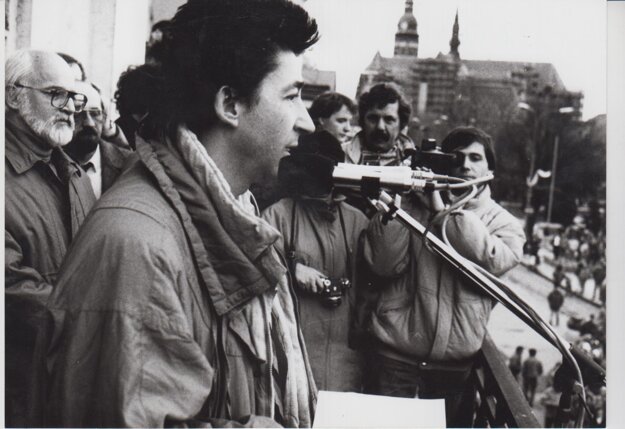 Ján Budaj sa v Novembri 1989 takto prihováral Košičanom z balkóna vedeckej knižnice.