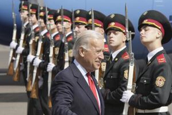 Biden včera navštívil Ukrajinu, zajtra sa presunie do Gruzínska.TA