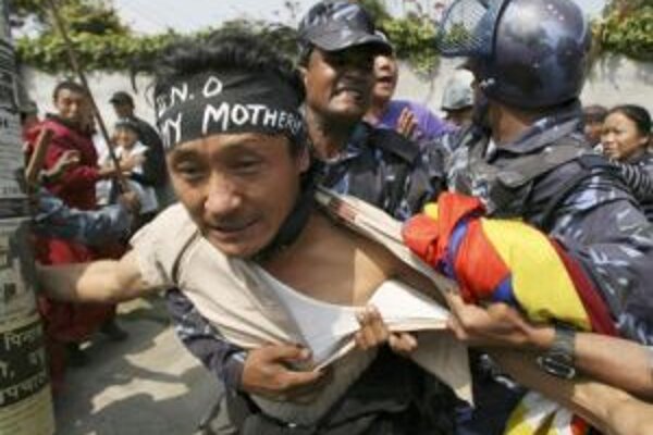 Nepálska polícia tvrdo zasiahla proti približne 200 tibetským utečencom a mníchom, protestujúcim proti tibetskej politike Pekingu.