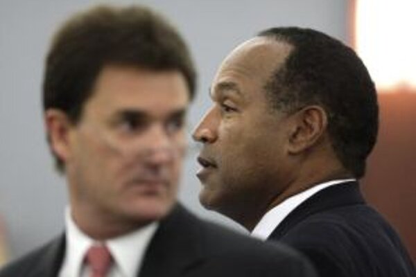 O.J. Simpson (vpravo) a jeho právny zástupca Yale Galanter.
