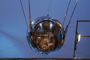 Sputnik s priemerom 58 centimetrov a váhou približne 84 kilogramov začal novú éru vedecko-technických výdobytkov (na snímke replika)