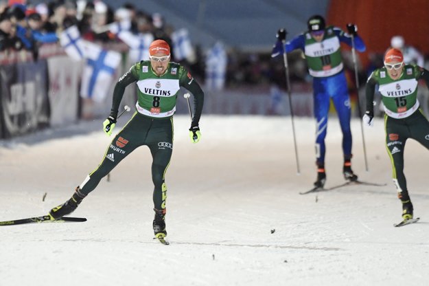 Johannes Rydzek (vľavo) porazil vo finiši svojho krajana Erica Frenzela.
