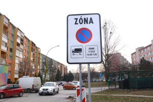 Nové značenie. Dopravné obmedzenie už platí napríklad na Sokolovskej ulici.