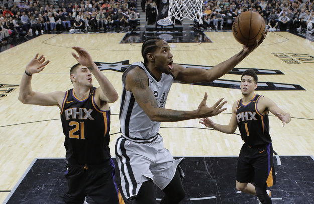 Na kôš zakončuje basketbalista San Antonia Kawhi Leonard.