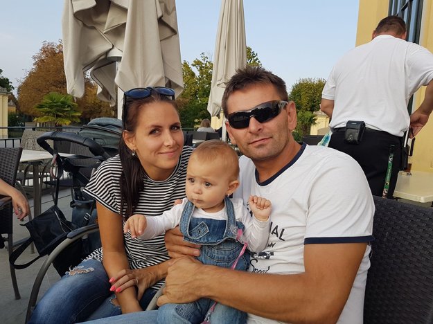 Mário Gašparovič v kruhu svojej najbližšej rodiny, ktorú tvoria priateľka Lucia a štrnásťmesačná dcérka Zuzana – Lia.