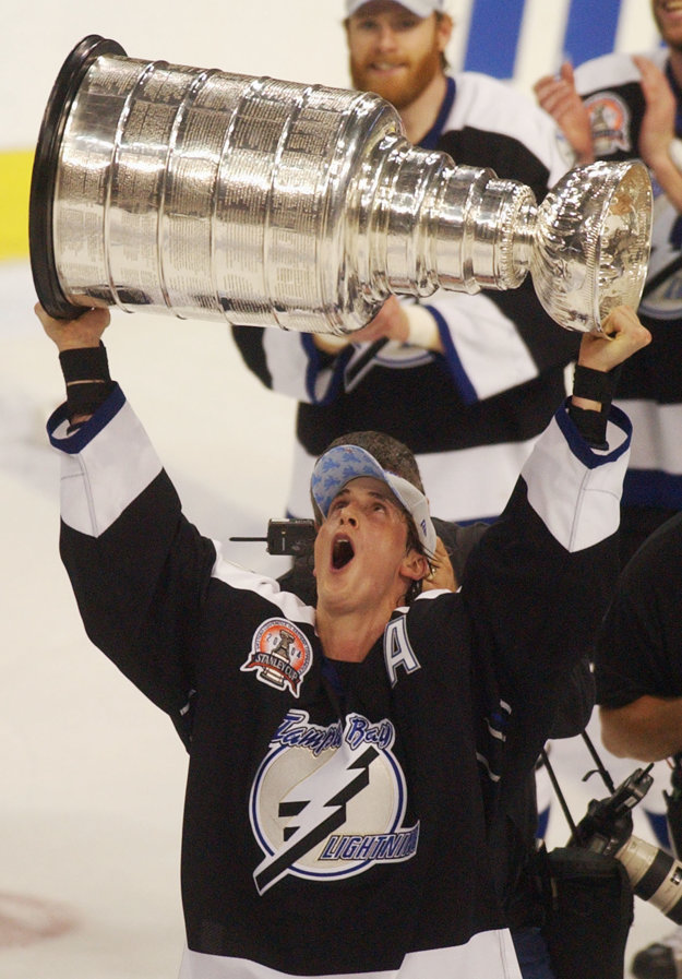 Vincent Lecavalier z Tampy Bay drží nad hlavou Stanleyho pohár v roku 2004.