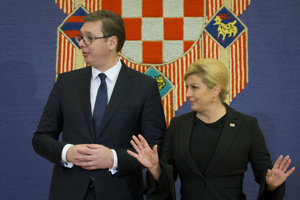 Srbský prezident Vučič (vľavo) s chorvátskou prezidentkou Kolindou Grabarovou-Kitarovičovou.
