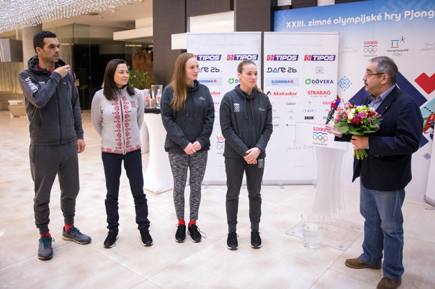 Zľava: Slovenský biatlonista Matej Kazár, reprezentačná trénerka žien v biatlone Anna Murínová a biatlonistky Ivona Fialková a Paulína Fialková počas brífingu po návrate zo ZOH 2018.