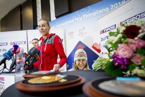 Anastasia Kuzminová sa díva na svoje medaily.