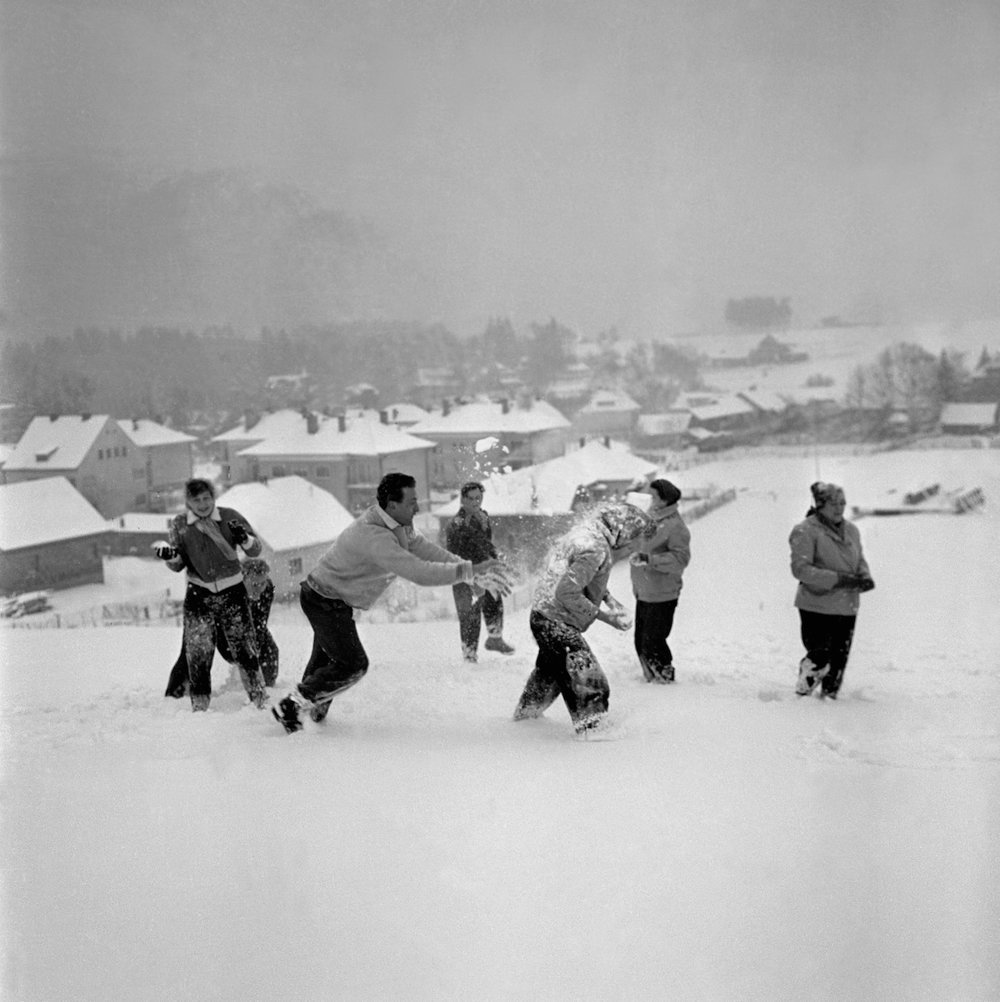 Na archívnej snímke z 29. januára 1960 pracovníci výrobných družstiev na rekreácii v hoteli Veľká Fatra