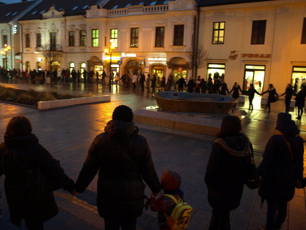 Živá reťaz na podporu učiteľov v Trnave.