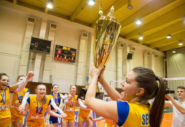 Hráčka Strabagu Nataša Sevarika preberá víťaznú trofej.