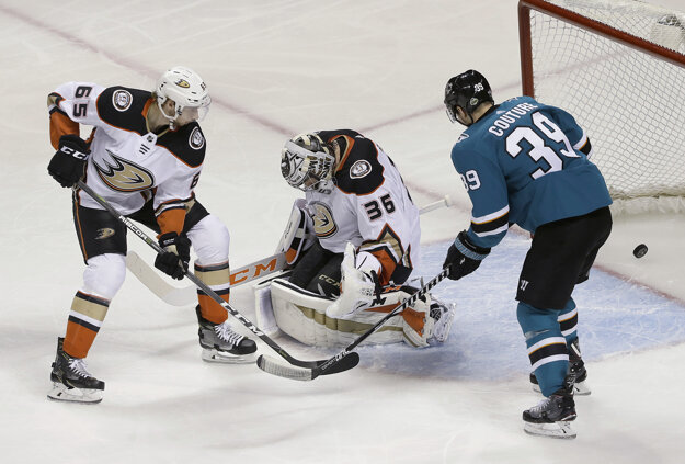 Víťazný gól Sharks strelil český útočník Tomáš Hertl.
