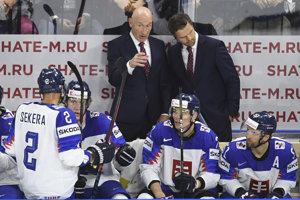 Na snímke hore zľava tréner Craig Ramsay a jeho asistent Róbert Petrovický, v popredí zľava Andrej Sekera, Michal Čajkovský, Marek Ďaloga a Dominik Graňák počas zápasu.