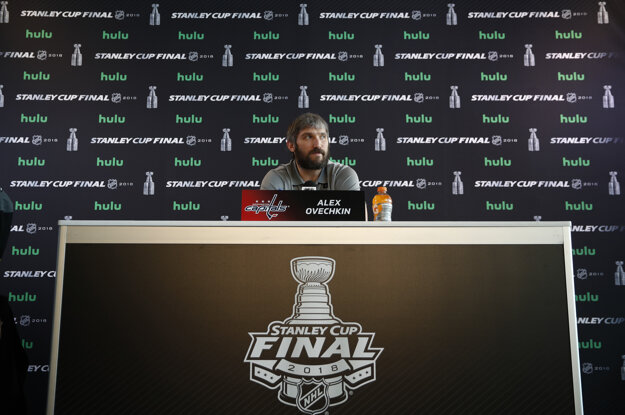 Alexander Ovečkin na tlačovej konferencii pred začiatkom finálovej série NHL.