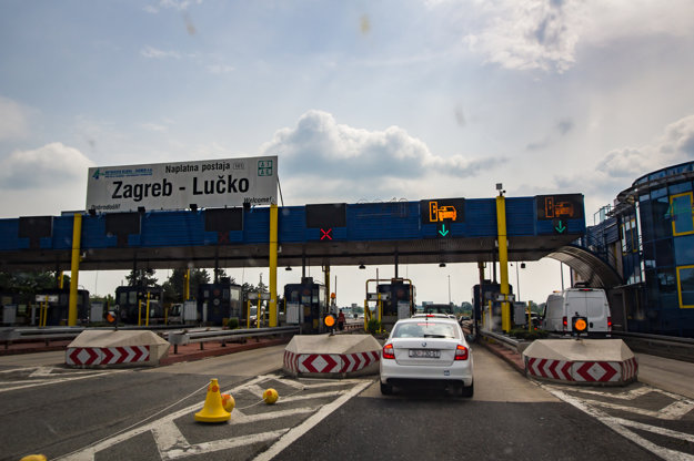 Keď prichádzate k mýtnej bráne, vyberajte si pruh, kde sa platí výhradne kartou. ENC označuje chorvátsky systém elektronického mýta, ktorý môžu po zakúpení paubnej jednotky využívať aj osobné autá.