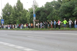 Živou reťazou dnes chceli ľudia ukázať svoj vzťah k Hronu.