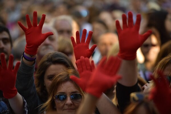 Španielov zbavili obvinení zo znásilnenia, ľudia vyšli do ulíc