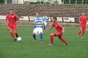 Futbalisti Pov. Bystrice (v bielom) sa proti Seredi nepresadili.