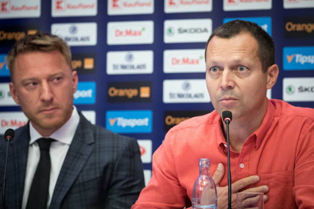 Peter Kačenka (vpravo), autor loga, a slovenský hokejista Marián Hossa.