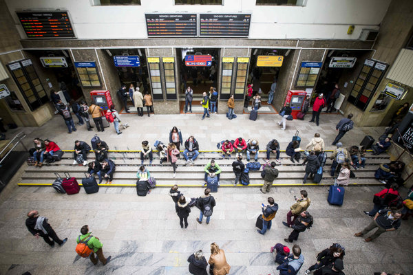 Mimoriadne odškodnenie pre ľudí uviaznutých vo vlaku zaplatí manažment
