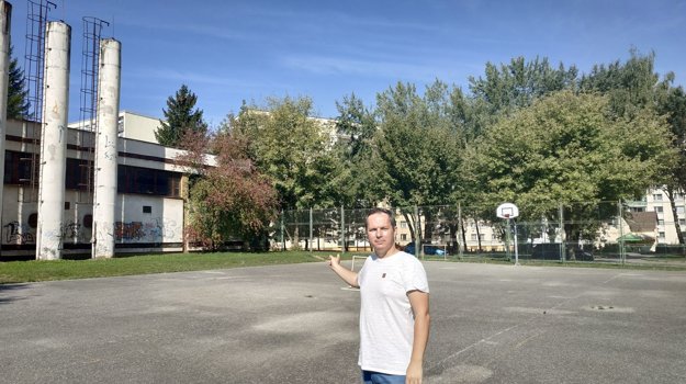 Zanedbané multifunkčné ihrisko v Košútoch I