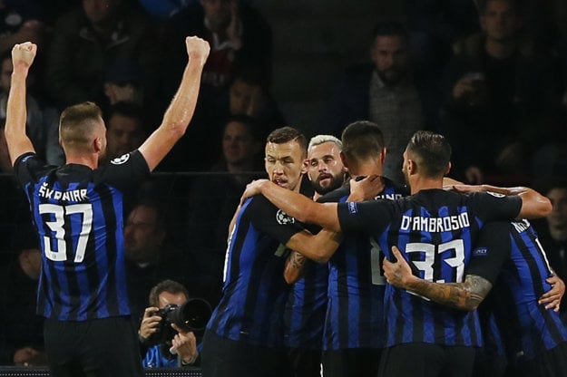Milan Škriniar (vľavo) sa raduje so svojimi spoluhráčmi po jednom z gólov.
