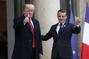 Donald Trump a Emmanuel Macron sa stretli v Paríži.